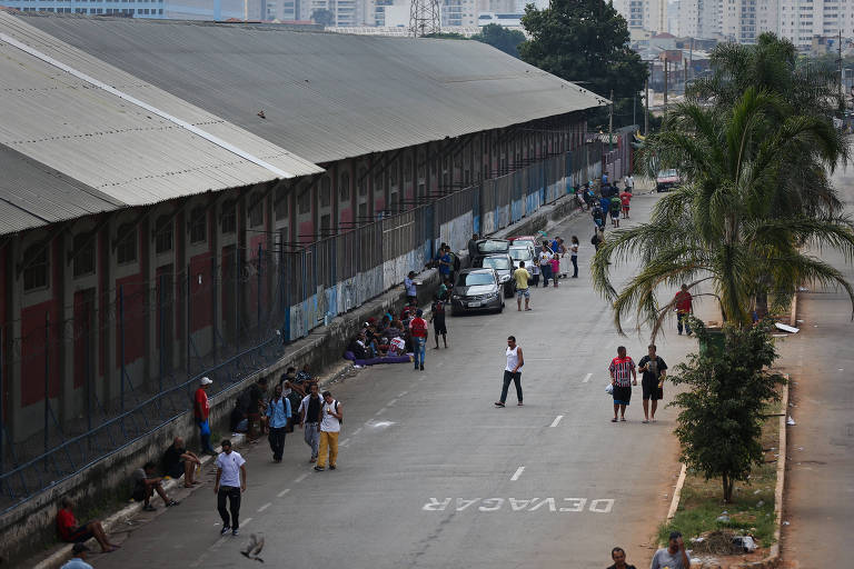 Favela do Cimento, às margens da avenida Radial Leste, em São Paulo; local exemplifica o problema da falta de moradia na capital paulista