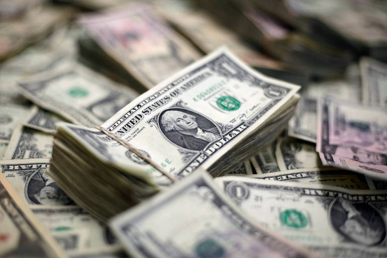 Dólar bate R$ 4,18 e renova máxima do ano
