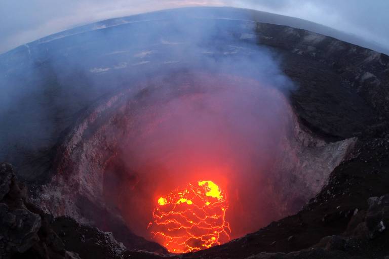 Lava na cratera do vulcão Kilaeua, no Havaí