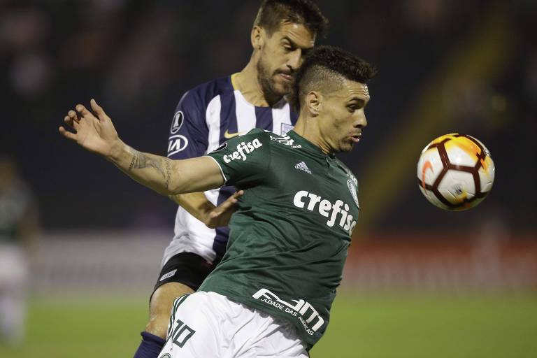 Moisés tenta proteger a bola em partida contra o Alianza Lima