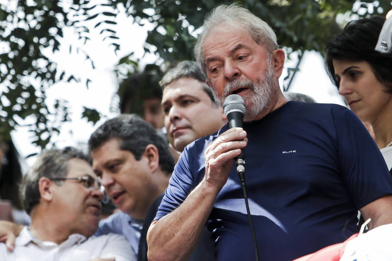 O ex-presidente Luiz Inácio Lula da Silva fala aos militantes e apoiadores em frente ao sindicato em São Bernardo antes de se entregar para cumprir pena em Curitiba