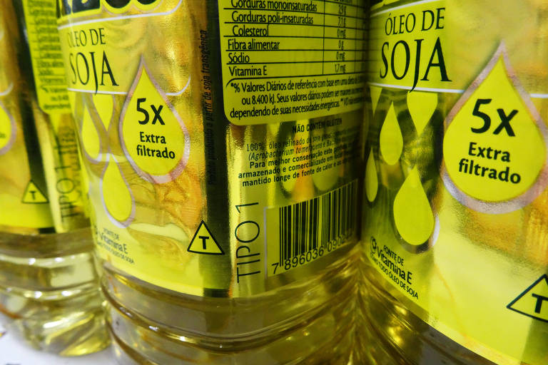 Embalagem de óleo de soja com o "T" em triângulo indicando ingrediente transgênico