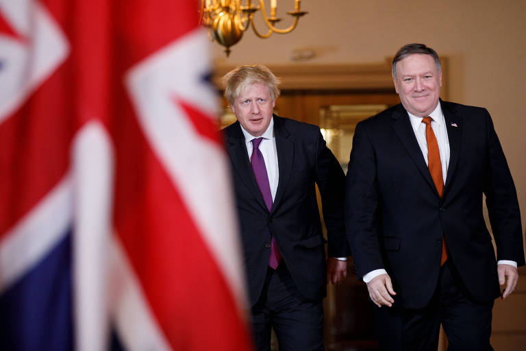 O chanceler britânico, Boris Johnson (à esquerda), ao lado do colega americano, Mike Pompeo (à direita),  em encontro do Departamento de Estado dos EUA, em Washington