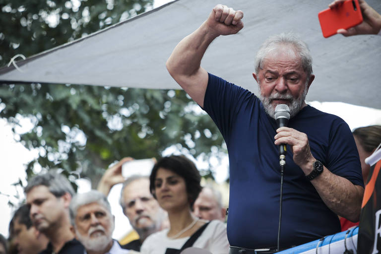 O ex-presidente Lula discursa para militantes e apoiadores em frente ao Sindicato dos Metalúrgicos do ABC