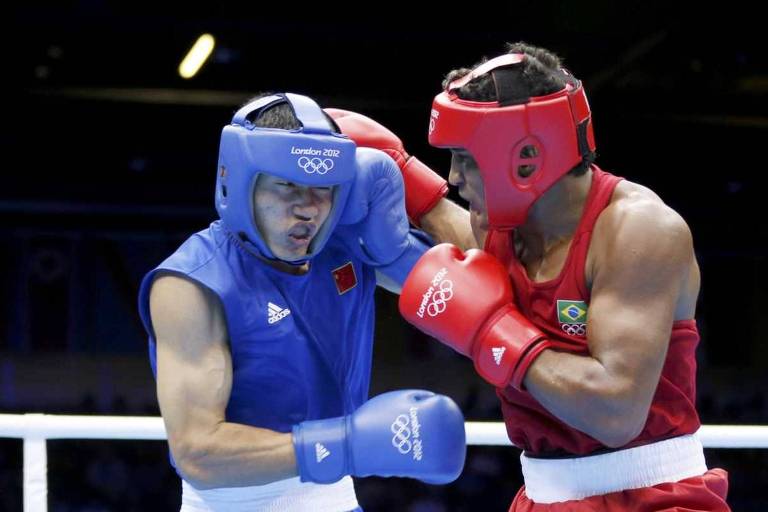 Yamaguchi Falcão acerta cabeça do chinês Fanlong Meng em combate das oitavas de final da categoria até 81 kg dos Jogos Olímpicos

