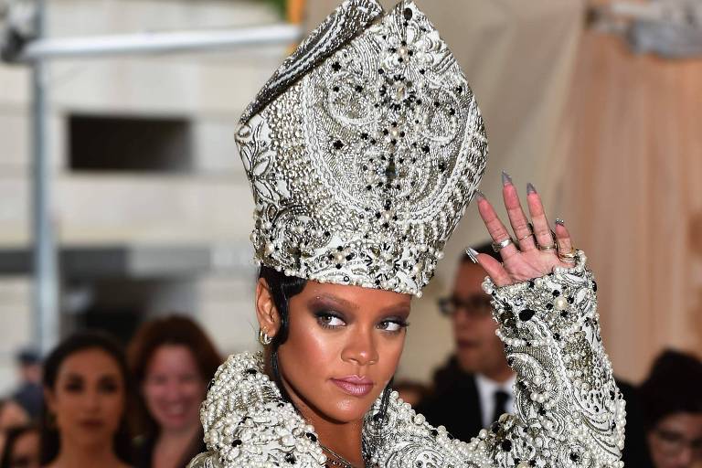 Rihanna de papa e Gisele Bündchen de vestido sustentável; veja 'looks' do Met Gala 2018