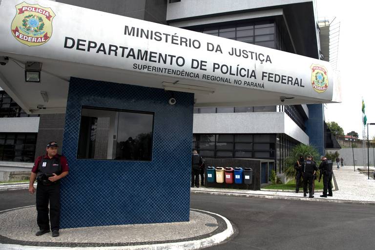 Policiais na porta da PolÃ­cia Federal de Curitiba