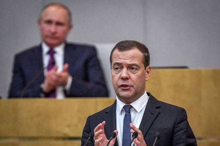 Medvedev fala durante sessão do Parlamento russo nesta terça, aplaudido pelo presidente Vladimir Putin, que está sentado ao fundo
