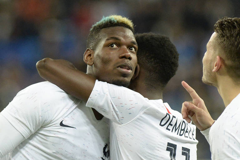 Paul Pogba, da seleção francesa, comemora gol olhando para torcida durante o amistoso entre Rússia e França, em São Petersburgo