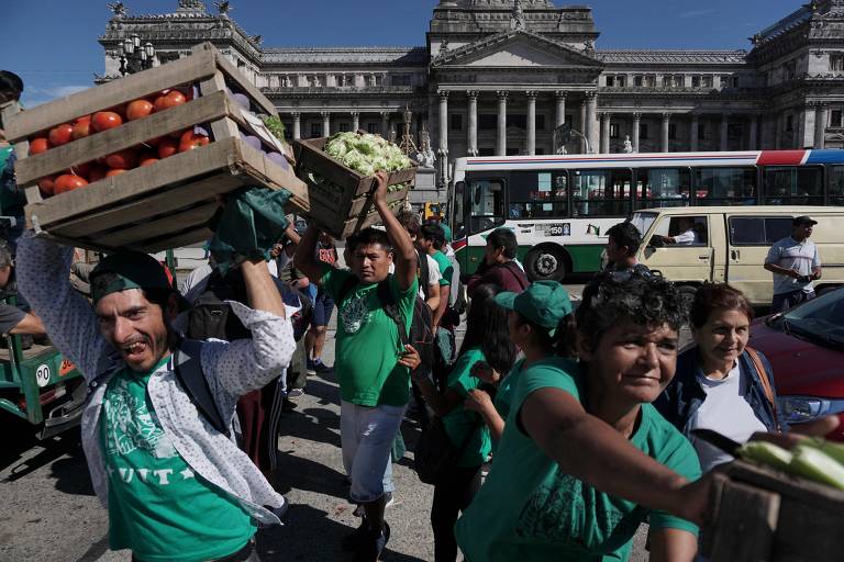 Além disso, nos primeiros quatro meses do ano, uma seca severa ajudou a inflamar os preços dos alimentos e baixou expectativas de receitas com a exportação de grãos