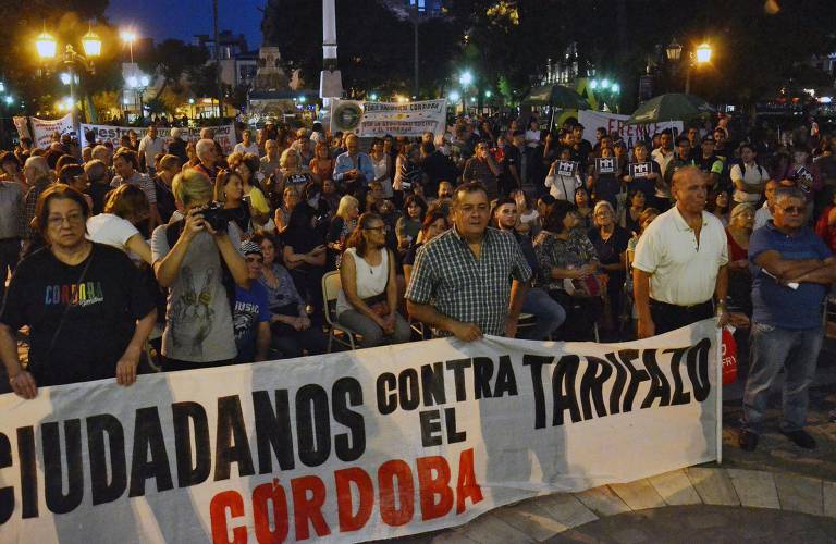 Para tentar conter a crise cambial, o banco central argentino subiu os juros três vezes em uma semana, gerando mais protestos