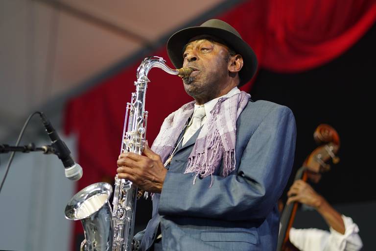 Archie Shepp toca saxofone em apresentação no New Orleans Jazz & Heritage Festival