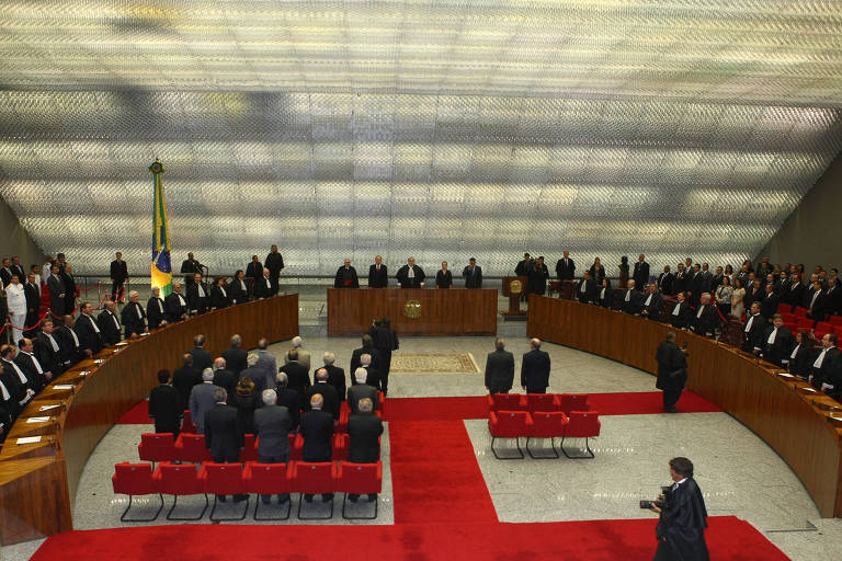 De pé, ministros do Superior Tribunal de Justiça acompanham cerimônia de posse no plenário da corte , em Brasília