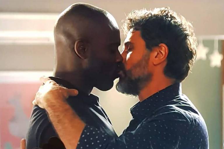 Cido e Samuel se beijam em 'O Outro Lado do Paraíso' (Globo)