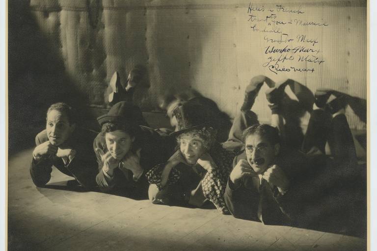 Retrato dos irmãos Marx, assinado pelos quatro para o ator Maurice Chevalier (1932)