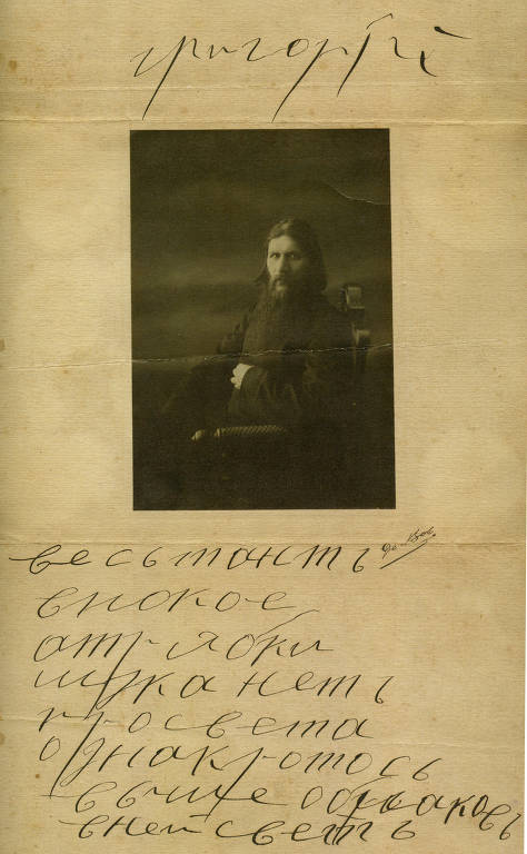 Foto do monge russo Rasputin, com raro exemplo de sua caligrafia (1910)