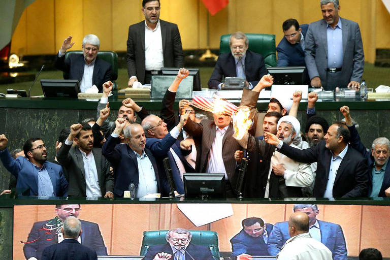Deputados iranianos queimam a bandeira americana dentro do Parlamento 