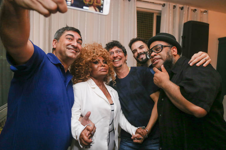 O jornalista Zeca Camargo, a cantora Elza Soares, o músico Pedro Luís, o empresário Pedro Loureiro e o cantor BNegão na casa de Elza, no Rio, em jantar de apresentação do novo álbum 