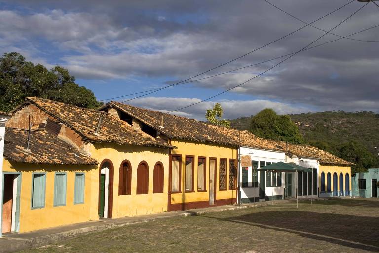 Casario colorido da Vila de Igatu, na Chapada Diamantina