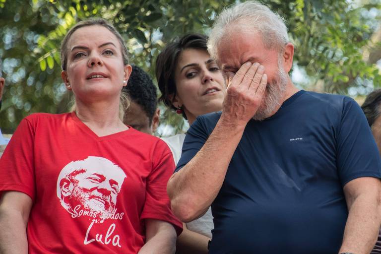 Gleisi e Lula na cerimônia religiosa em frente ao Sindicado dos Metalúrgicos no dia 7 de abril, em que ele foi preso