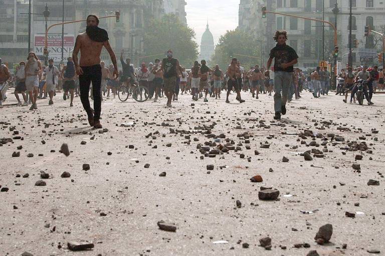 Avenida de Buenos Aires tomada de pedras e jovens mascarados durante protesto contra o governo