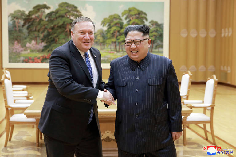 O secretário de Estado dos EUA, Mike Pompeo, cumprimenta o ditador Kim Jong-un em Pyongyang, em imagem divulgada nesta quarta (9)