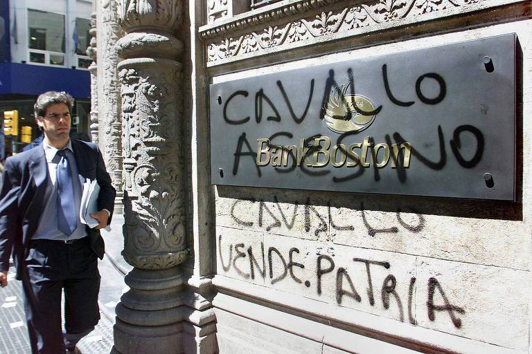 Banco em Buenos Aires com mensagem de protesto contra ministro Cavallo 
