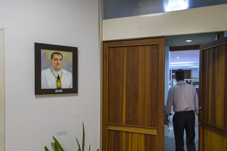 À esquerda, retrato do ex-reitor Luiz Carlos Cancellier no hall da sala do conselho da reitoria da UFSC, em Florianópolis