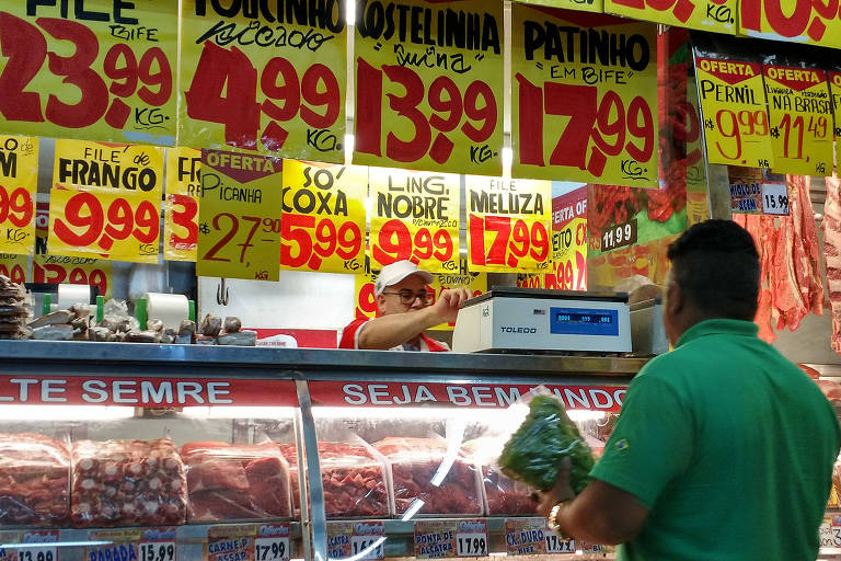 Consumidor em açougue de supermercado na zona leste de SP

