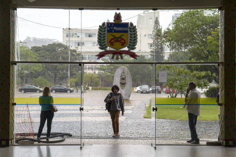 Entrada da reitoria da UFSC, onde trabalhava o ex-reitor que se suicidou