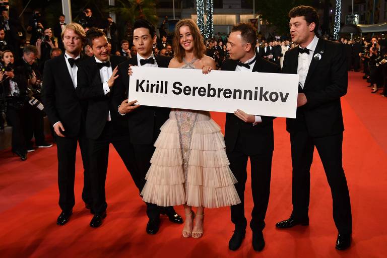 Equipe do filme "Leto" faz protesto no tapete vermelho do Festival de Cannes