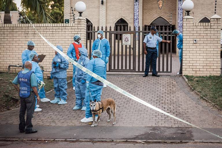 Policias e equipes médicas em frente a mesquita onde ocorreu o ataque, próximo da cidade de Durban, na África do Sul