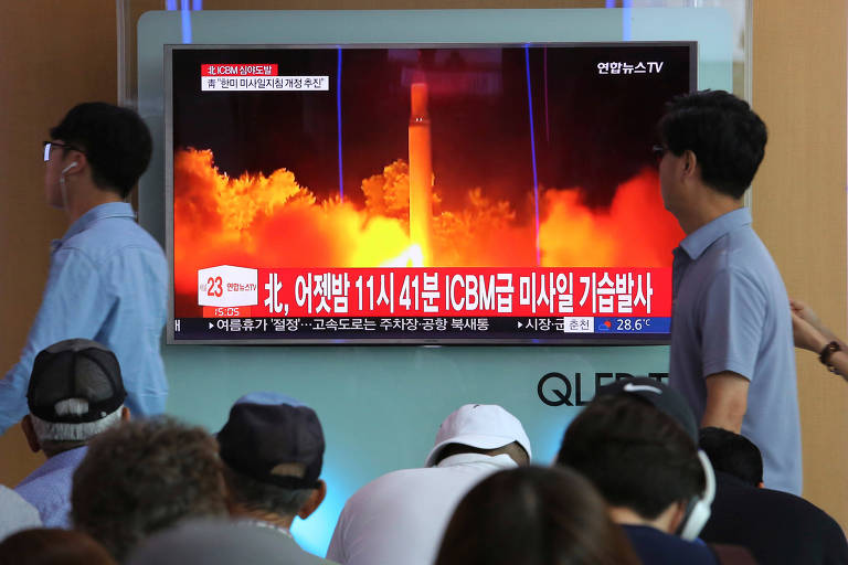 Pessoas em Seul (Coreia do Sul) acompanham pela TV lançamento de míssil norte-coreano