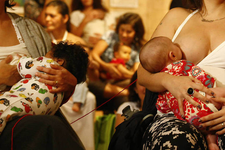 Mães e amamentam seus filhos em mamaço realizado na região da av. Paulista, centro de São Paulo