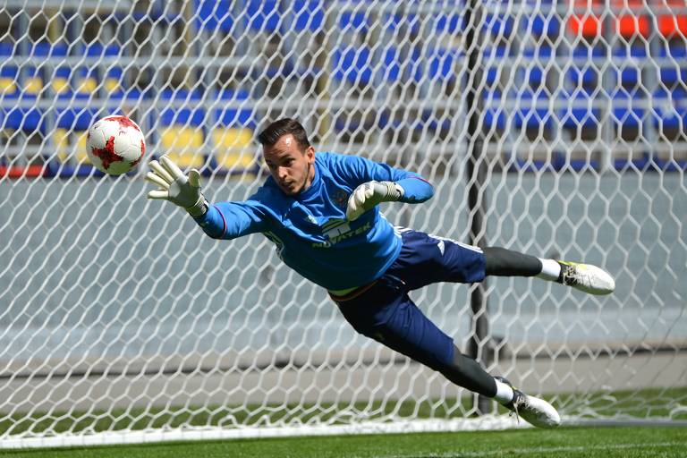 O goleiro brasileiro naturalizado russo Guilherme Marinato durante treino da seleção da Rússia