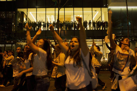Sao Paulo, SP, Brasil, 17/06/2013.  Funcionarios do shoping JK na Vila Olimpia observam manifestacao do Movimento Passe Livre (MPL ). Imagem faz parte do documentario 