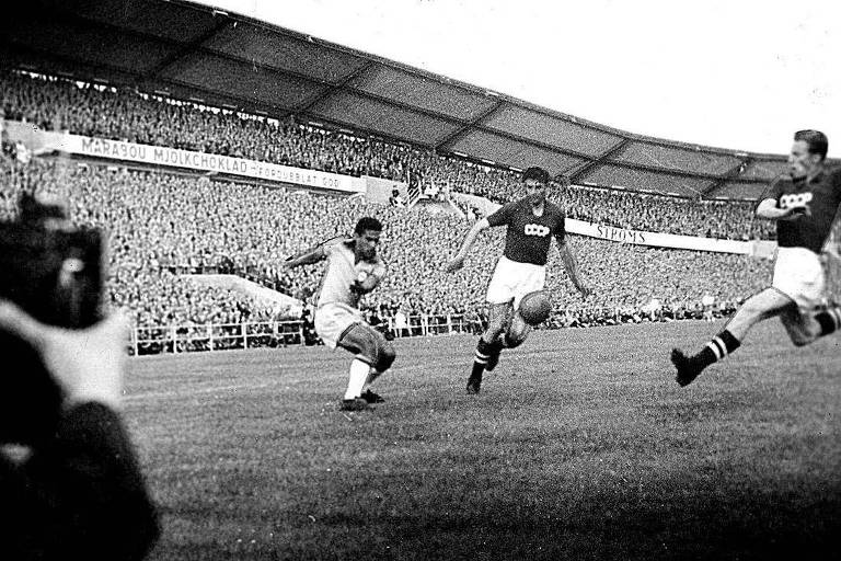 Garrincha (à esq.) durante a partida em que a seleção brasileira derrotou a da URSS por 2 a 0, na Suécia

