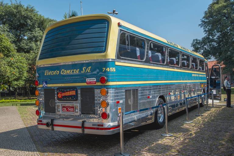 Traseira do ônibus Flecha, da Viação Cometa, que estará em circulação durante a comemoração de 70 anos da companhia