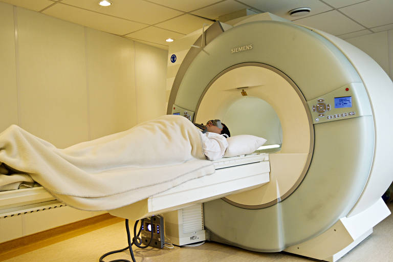 Paciente passa por exame de ressonância magnética