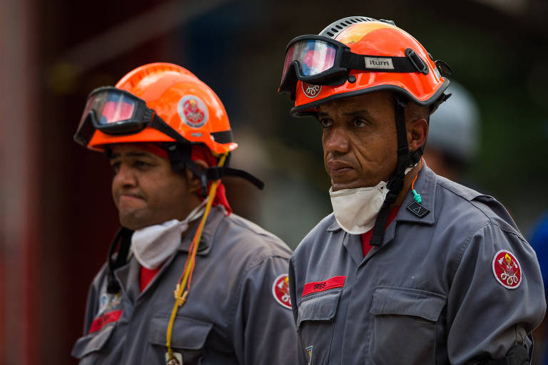 Bombeiros durante trabalho de buscas por vítimas de desabamento no centro de São Paulo