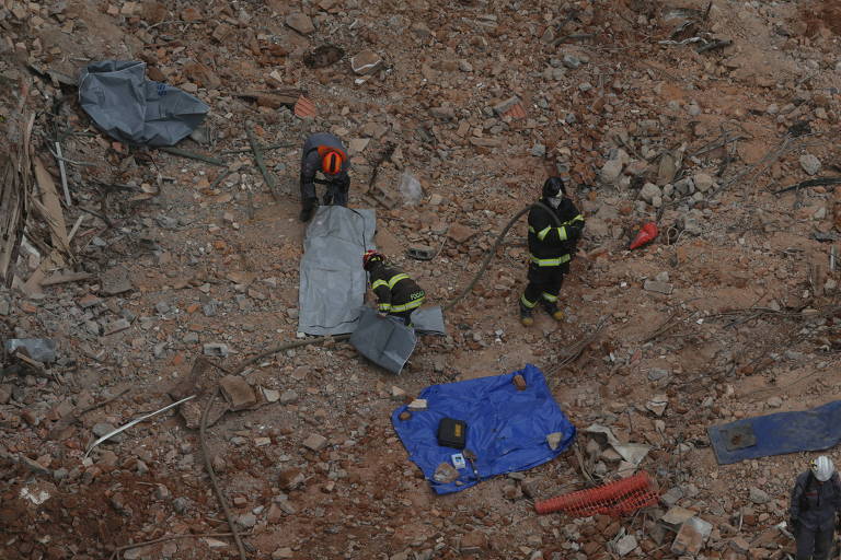 Bombeiros localizam restos mortais de segunda vítima em escombros de prédio que desabou após incêndio no largo do Paissandu