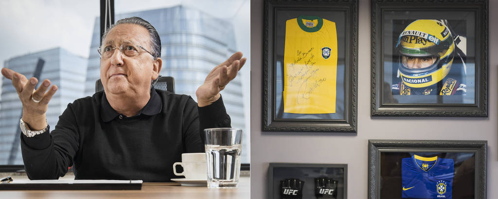 Galvão Bueno em seu escritório em São Paulo sentado à mesa; na foto à direita, uma camisa da seleção enquadrada e foto de Ayrton Senna de capacete