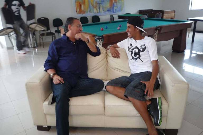 Galvão Bueno entrevista o jogador Neymar e, sofá em 2012 