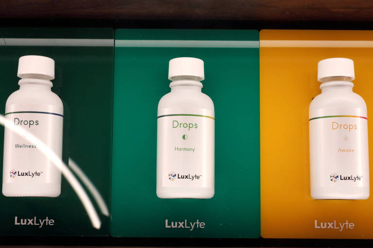 Embalagens de produto à base de cannabis exibidas na MedMen, uma loja de maconha com sede na Califórnia que atende pacientes de prescrição médica com produtos da planta, no dia da inauguração da loja na 5ª Avenida, em Manhattan, em Nova York