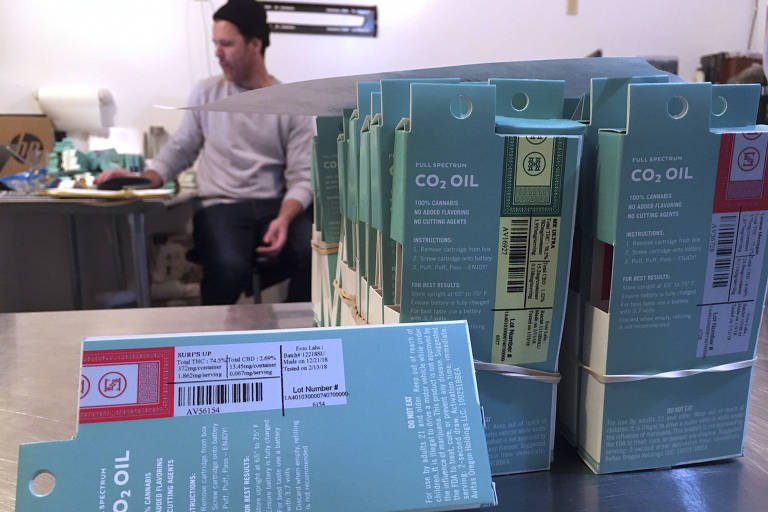 Embalagens de óleo de maconha com etiqueta de código de barras para rastreamento na unidade de produção de maconha Avitas em Salem, Oregon. O sistema de rastreamento de maconha usado pela Avitas é fundamental no sistema regulatório do Oregon para garantir que negócios com licenças de maconha obedeçam às regras e não desviem seu produto para o mercado ilegal