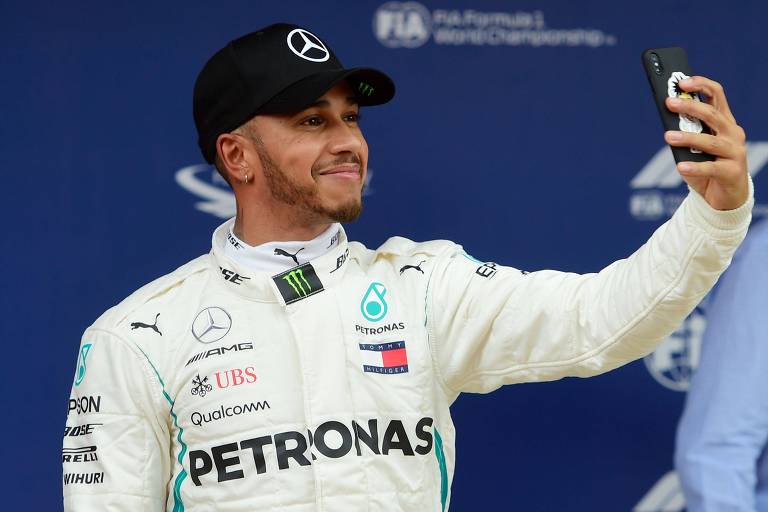 O piloto britânico Lwis Hamilton, da Mercedes, faz uma selfie para comemorara a pole position do Grande Prêmio da Espanha de Fórmula 1