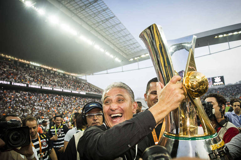 Tite ergue o troféu de campeão brasileiro de 2015, seu segundo nacional no clube e o sexto da história alvinegra