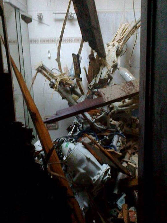 Destroços do helicóptero em que estava Thomaz Alckmin em casa atingida pela queda da aeronave em Carapicuíba (SP)