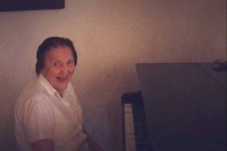 Maria Labate Busca (1926-2018) ao piano