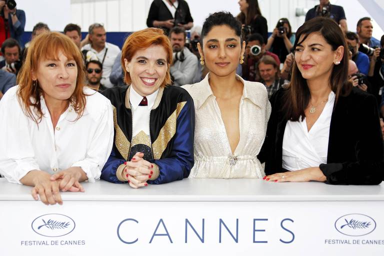 A diretora Eva Husson (segunda à esq.) posa ao lado das atrizes Emmanuelle Bercot (à esq.), Golshifteh Farahani e da produtora Didar Domehriand  em Cannes